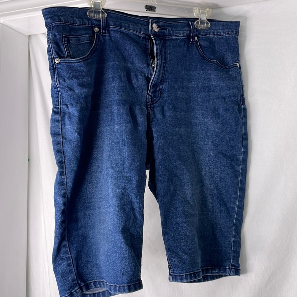 DG2 Jean shorts good condition size 18 W 76%, cotton, 23% polyester 1% spandex
